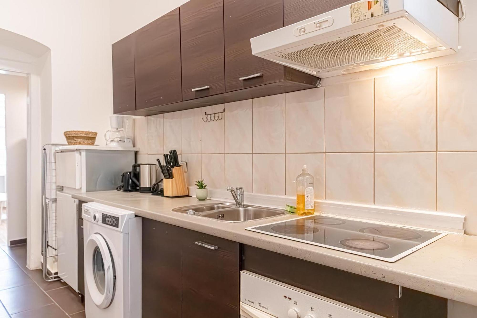 Economy Living 1br In Great Location